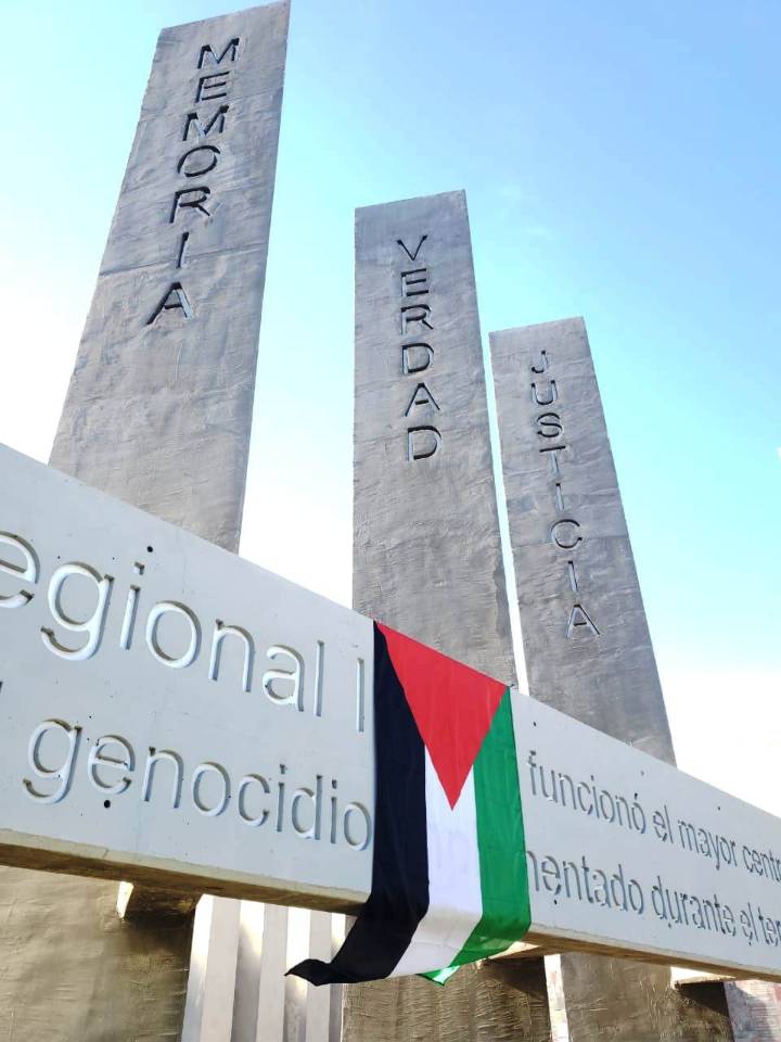 Bandera Palestina en monumento en Santa Rosa