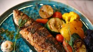 Trucha al horno con verduras asadas