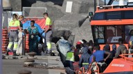 Desaparecen dos inmigrantes de la zódiac rescatada en Lanzarote tras lanzarse al ver un barco