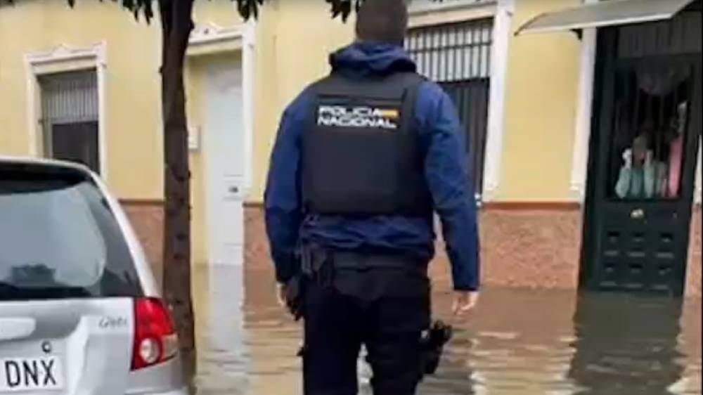 Rescatan a una mujer de 84 años en Sevilla tras quedar herida e incomunicada por el temporal
