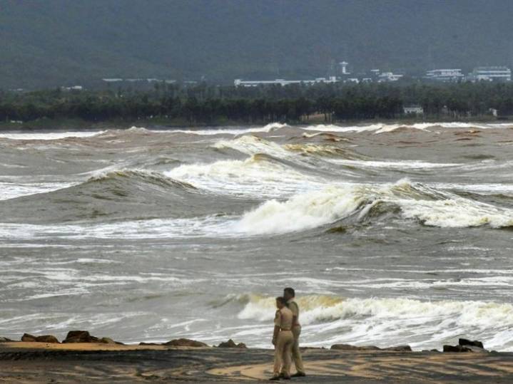 Cyclone Montha hits Odisha:Major damages reported from Andhra Pradesh; stranded passengers forced to spend night at railway stations after service disruption
