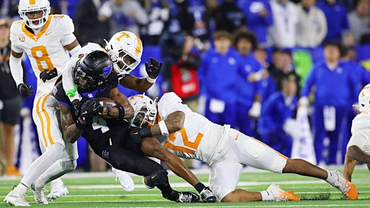College football rankings: Kentucky debuts in bottom 25 after another loss