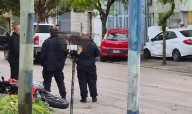 Roban un auto, atropellan a motociclista y huyen a pie tras apuntarle a un vecino