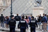 Las primeras imágenes del momento en que rompen las vitrinas de Louvre para robar las joyas del museo