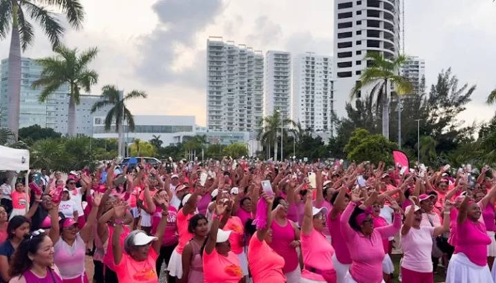 Más de 400 personas se unen al Zumbatón de Aguakan contra el cáncer de mama