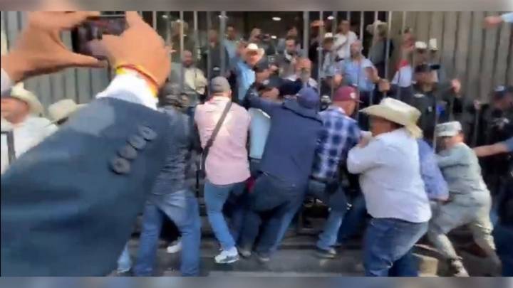 Agricultores intentan dar portazo en Segob; no llegan a un acuerdo por precios de sus cultivos