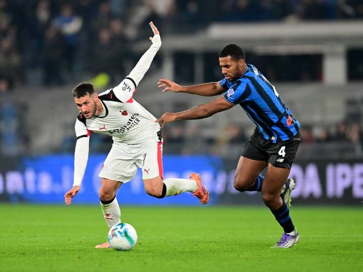 Santi Gimenez sale lesionado en empate del Milan