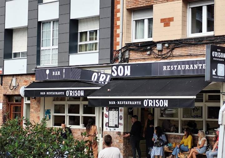 Susto por la caída de cascotes en una terraza del barrio de La Arena, en Gijón