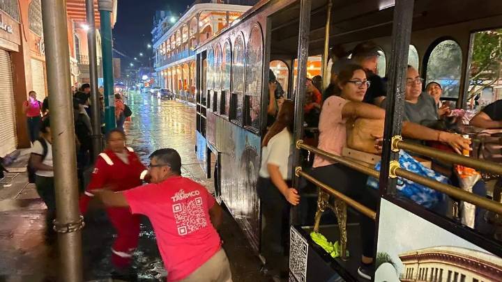 En patrullas y tranvía autoridades de Tampico trasladan a la ciudadanía varada por la lluvia