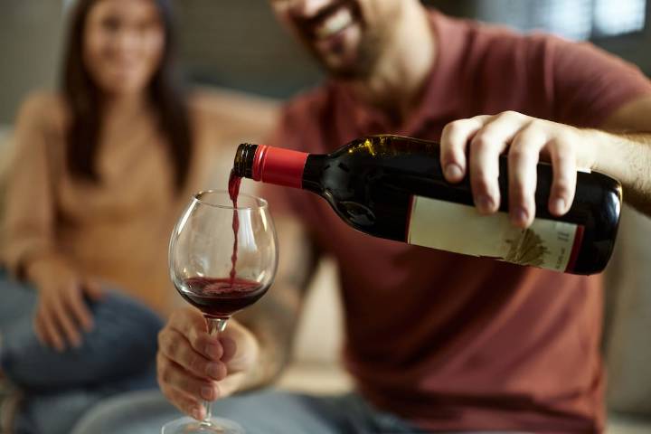 Mujer envenenó a su ex marido con anticongelante en vino: enfrentan conflicto por custodia de hijos