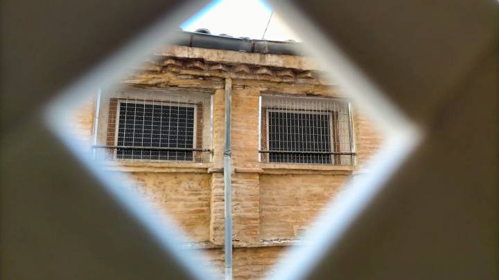 Sellan las ventanas rotas del edificio privado del Arrabal por las que se colaban ratas y palomas