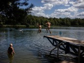 Mitos y verdades de un parque nudista que funciona hace 54 años: el "Jesús desnudo" y las reglas sobre sexo