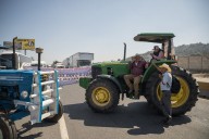 El Gobierno detiene las protestas en las carreteras con la promesa de mayor dinero y créditos a los productores