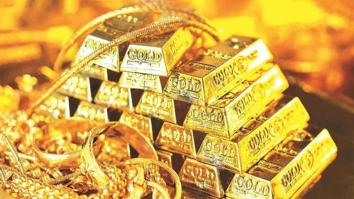 Gold prices hit record high above $3,900