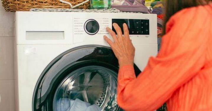 I asked 4 experts the cheapest time to use a washing machine