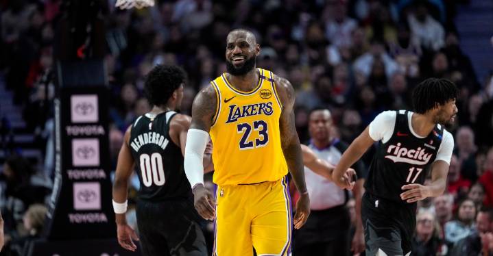 LeBron Out at Least 3-4 Weeks Due to Sciatica