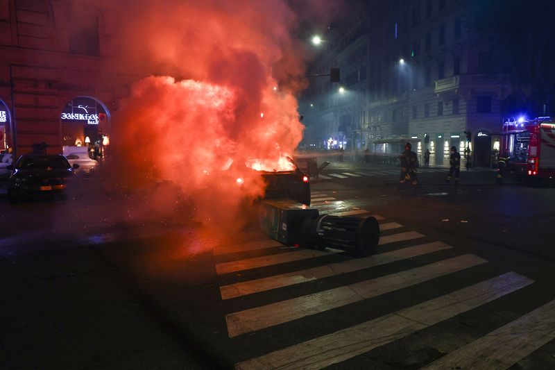 Big crowds, clashes with police on fourth day of Italian pro