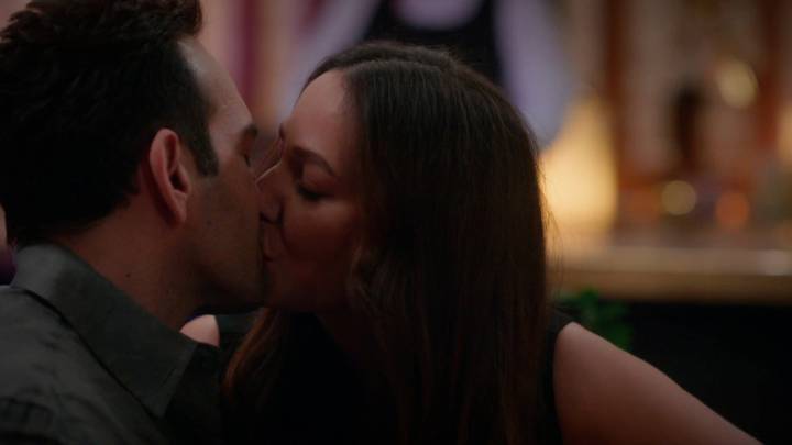 "Es un regalo": Naz da el paso y sorprende a Evren con un beso en su cumpleaños