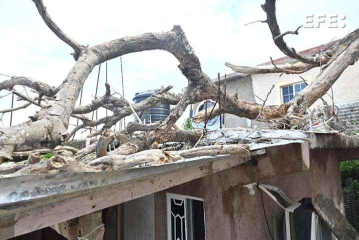 El huracán Melissa decrece a categoría 1 mientras se acerca a las Bahamas