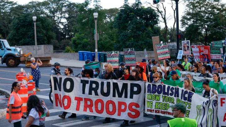 Trump y Pritzker chocan por el despliegue militar en medio de protestas en Chicago