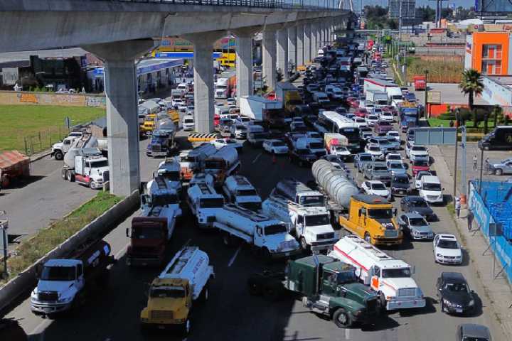 Operadores de pipas de agua bloquean calles en México