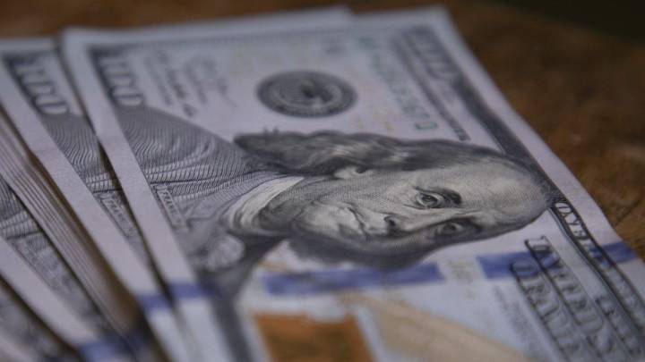 El dólar vuelve a superar los $1500 y otra vez se acerca al techo de la banda Este mediodía, la divisa cotizaba a $ 1.505 para la venta, un avance de 45 pesos con respecto al cierre del lunes. Así, se
