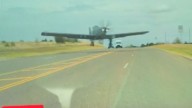 Un automóvil por poco choca con un avión de la Fuerza Aérea de EE.UU.