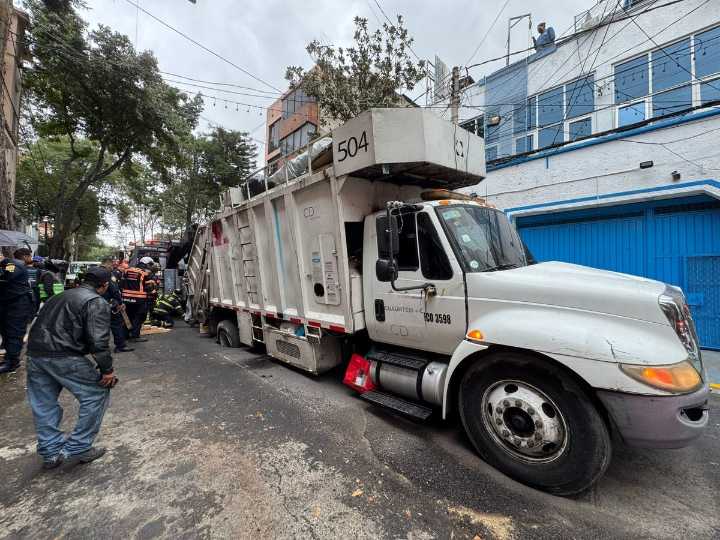 Camión recolector de basura queda atorado en socavón de la alcaldía Cuauhtémoc