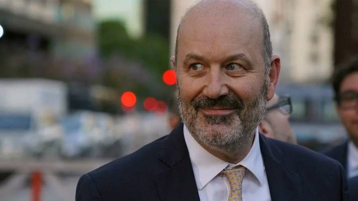 Sturzenegger quiso minimizar el debate por la jornada laboral, pero lo complicó aún más