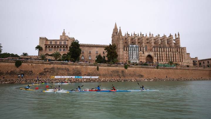 El Ciutat de Palma de Piragüismo desafía la lluvia y corona a las estrellas mundiales bajo la catedral
