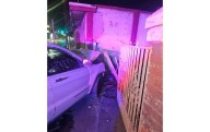 Choca a exceso de velocidad y arranca poste