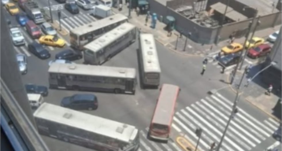 Paro de transportistas: buses bloquean la avenida Abancay en el Cercado de Lima 