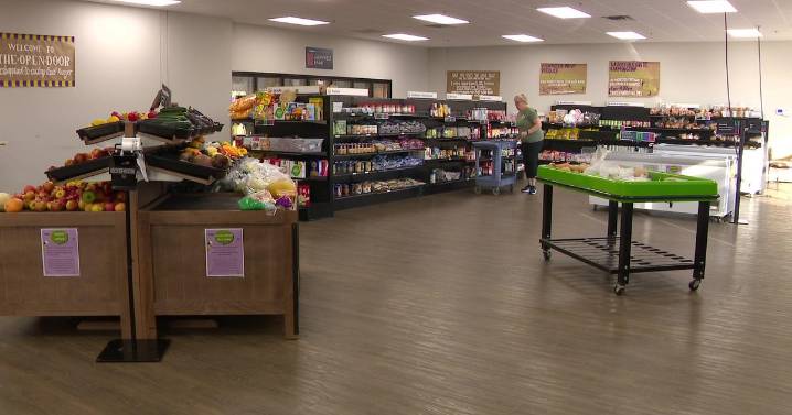 Community helps fill shelves of Eagan food pantry during government shutdown