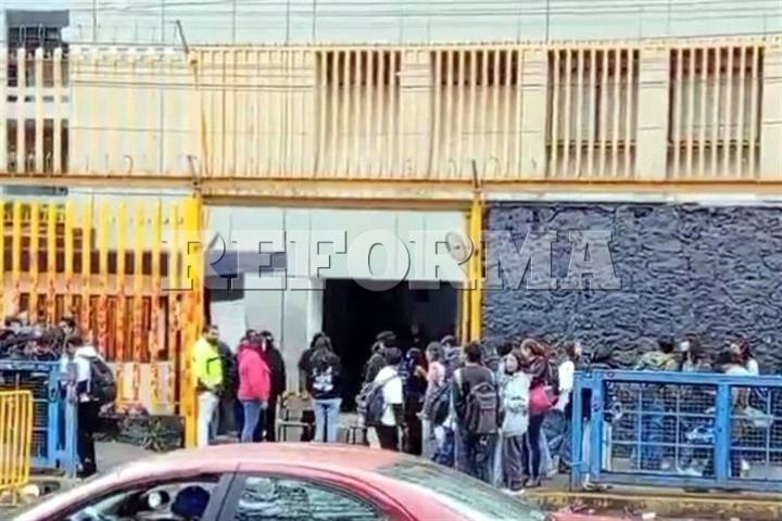 Toman encapuchados Prepa 8 de la UNAM