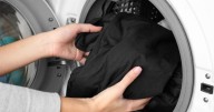 El truco del vinagre: cómo mantener la ropa negra como nueva al lavar