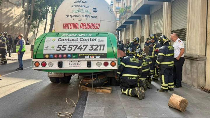 Cae Pipa Cargada con Más de 14 Mil Litros de Gas a Registro de CFE en Centro Histórico de CDMX