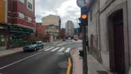 La plaza La Salve, en Langreo, aprueba el examen de tráfico: el primer mes de circulación sin semáforos se salda "sin incidencias ni denuncias"