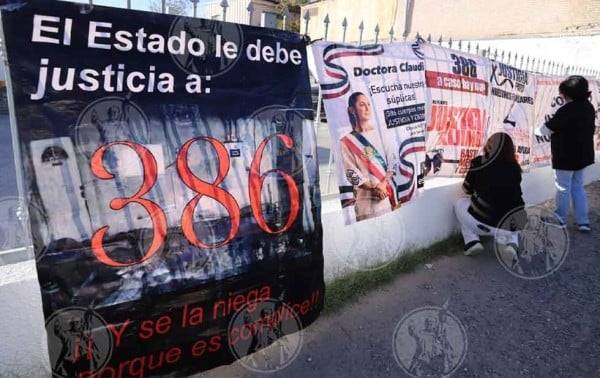 Se manifiestan deudos en la funeraria Luz Divina
