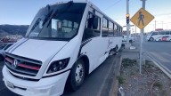 Transporte de personal choca contra semáforo a causa de falla mecánica
