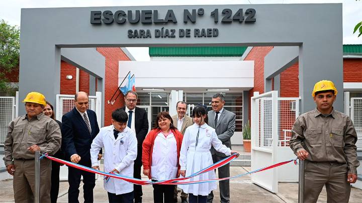 El Gobierno provincial inauguró una nueva escuela primaria en el barrio Aeropuerto