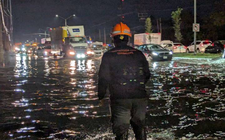 Protección Civil de Guadalupe rescata a 3 personas de autos varados por fuertes lluvias