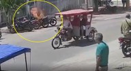 Motocicleta se incendia en céntrica calle de Tarapoto y genera alarma entre vecinos
