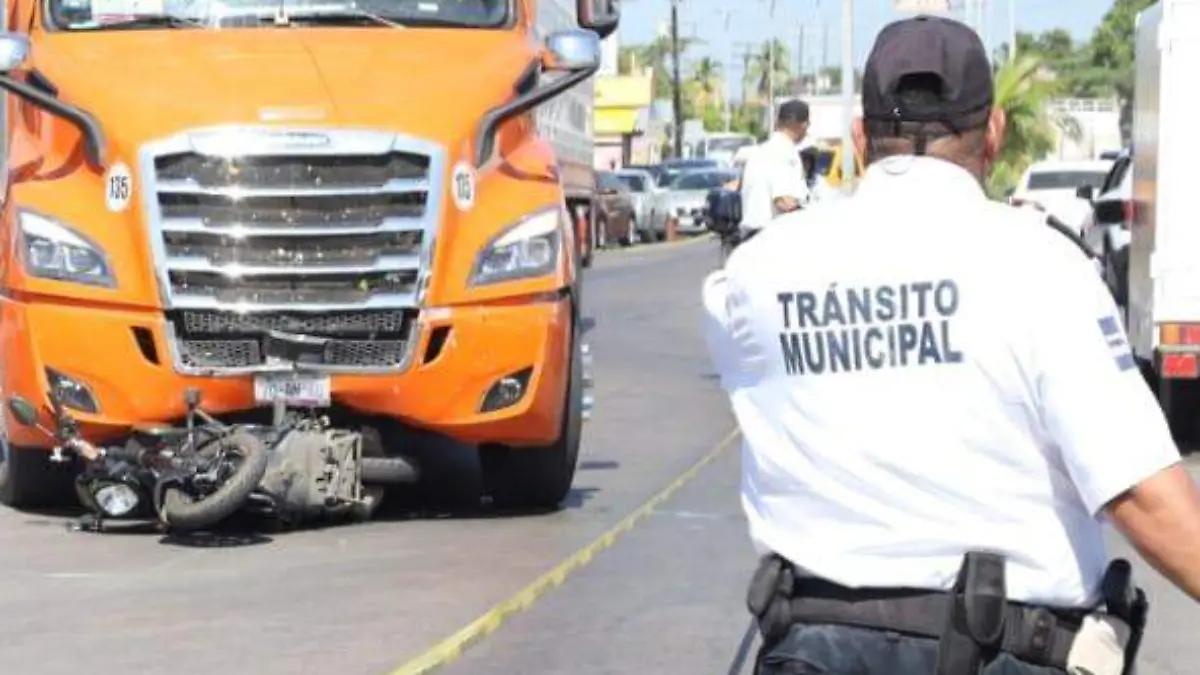 Joven motociclista muere arrollada por tráiler en avenida Gabriel Leyva, en Mazatlán