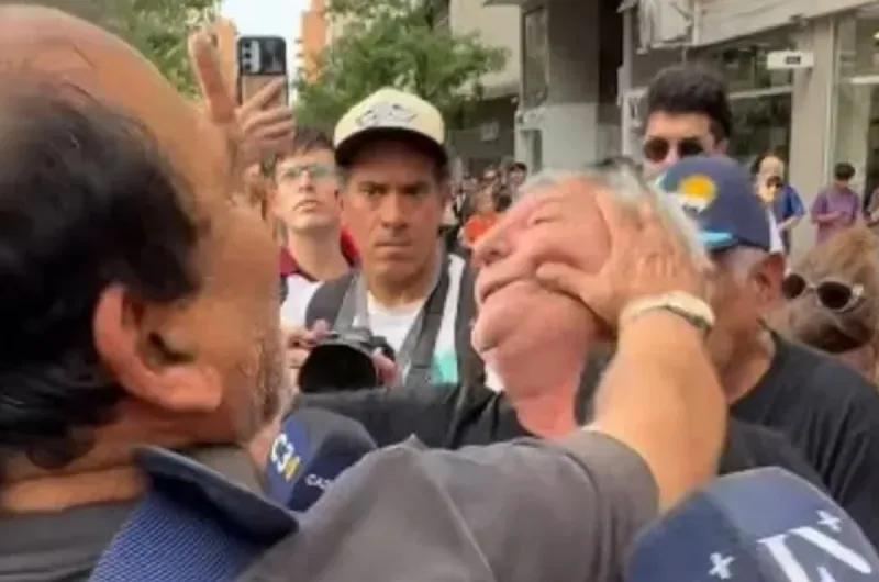 VIDEO: Tensión en Córdoba: militantes libertarios golpearon a un jubilado que cantaba la "Marcha peronista"