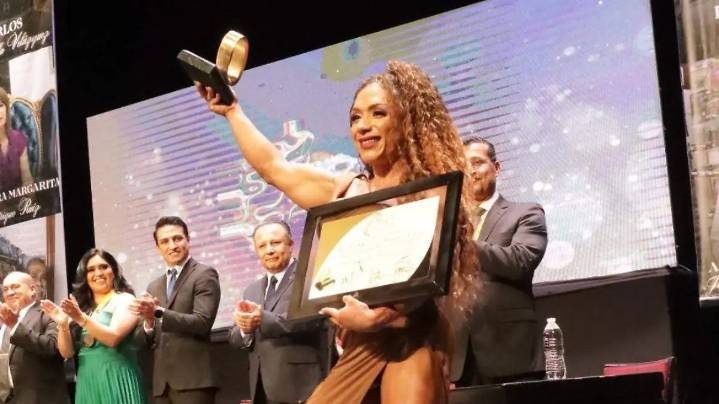 Karla Torres Cruz recibió la presea “Trayectoria de Éxito 2025”