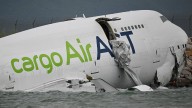 Avión que se salió de la pista al aterrizar deja dos muertos, en Hong Kong