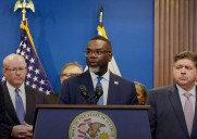 Alcalde de Chicago firma orden ejecutiva que establece zonas libres de ICE