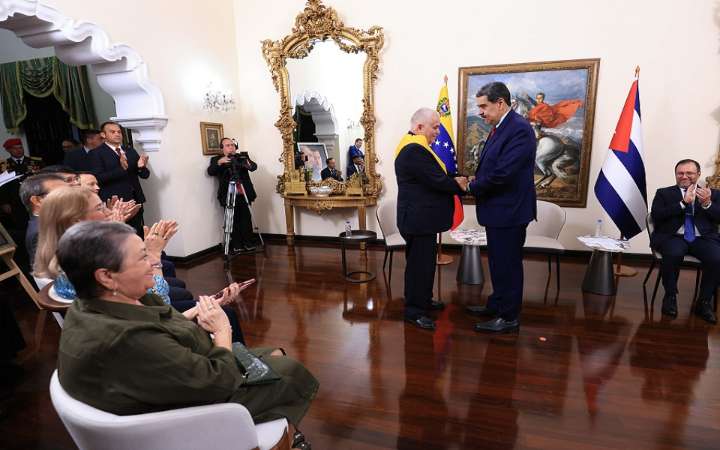 Presidente Maduro confiere máxima distinción Diplomática a Embajador de Cuba