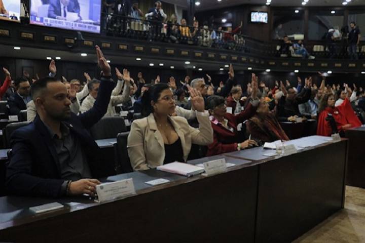 AN aprueba en primera discusión la Ley de los Comandos para la Defensa Integral de Venezuela 10 de octubre de 2025 | País El texto fue presentado por el diputado Giuseppe Alessandrello, quien explicó 