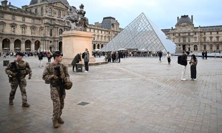 El Museo del Louvre estimó que las joyas robadas valen más de U$ S100 millones